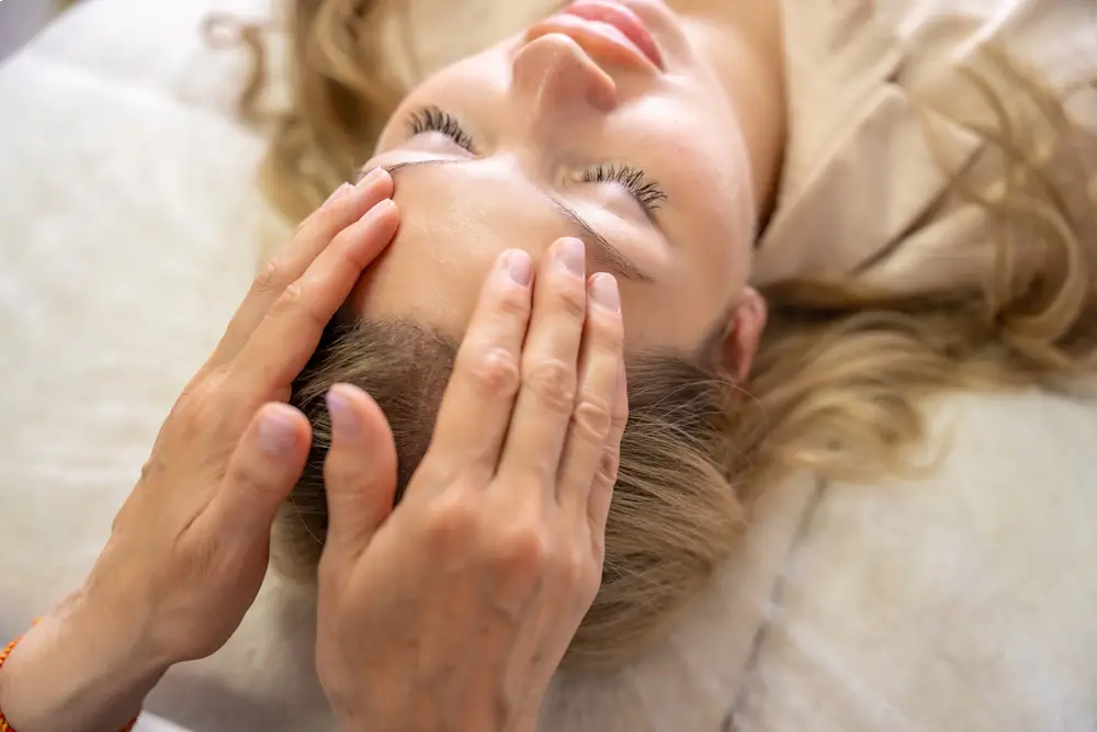 mains d'une praticienne